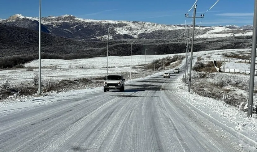 Bu avtomobil yolu buz BAĞLADI
