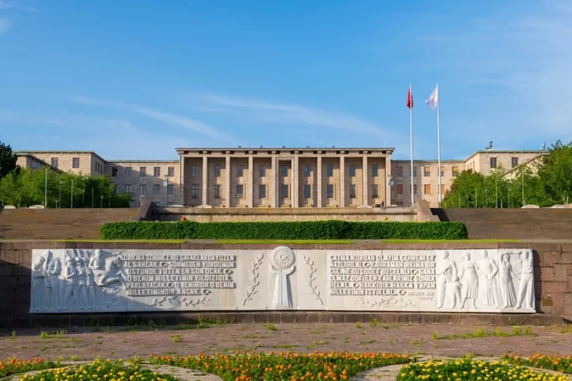Türkiyədə millət vəkilləri arasında dava BAŞ VERİB
