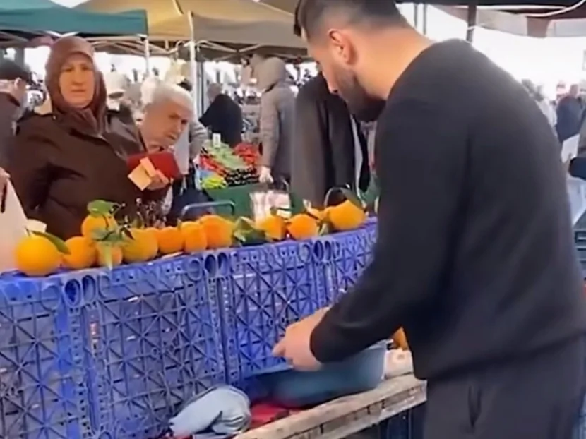 Satıcının “şirəli” portağalları tənqidlərin HƏDƏFİ OLUB