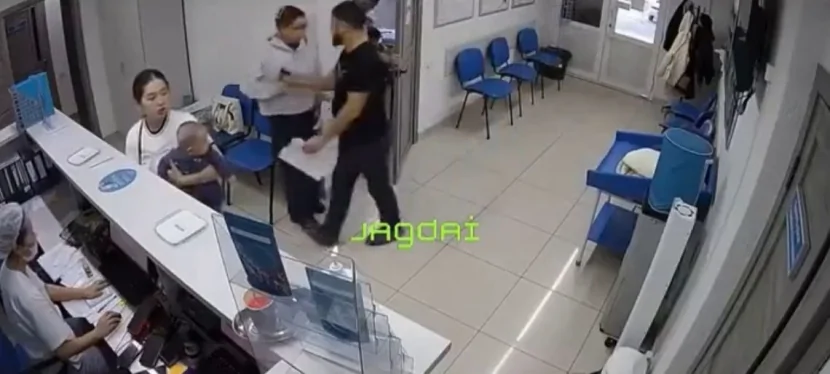 Klinikada insident: kişi hamilə qadının qolunu BURDU