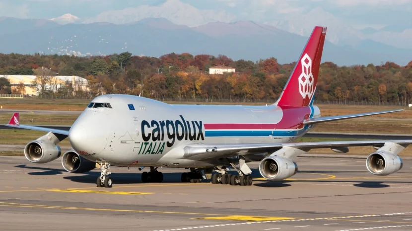 İki təyyarə Bakı aeroportuna MƏCBURİ ENİŞ ETDİ