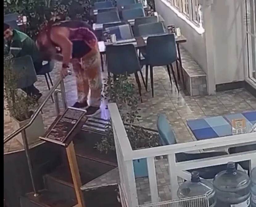 Turist restoranın şüşə qapısına çırpılaraq ÖLÜB