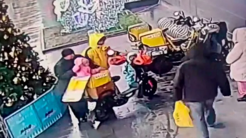 Rusiyada kuryerlər yemək əvəzinə uşaqları DAŞIYIRLAR