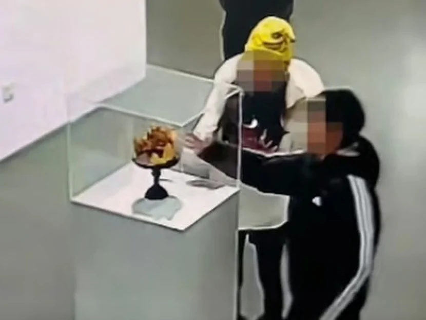 Oğlan sərgidə 280.000 dollarlıq qızıl tacı SINDIRIB