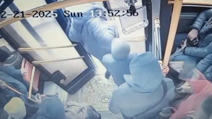 Qazaxıstanda sərnişin avtobusdan yıxılıb, onurğa sütünü SINDIRIB