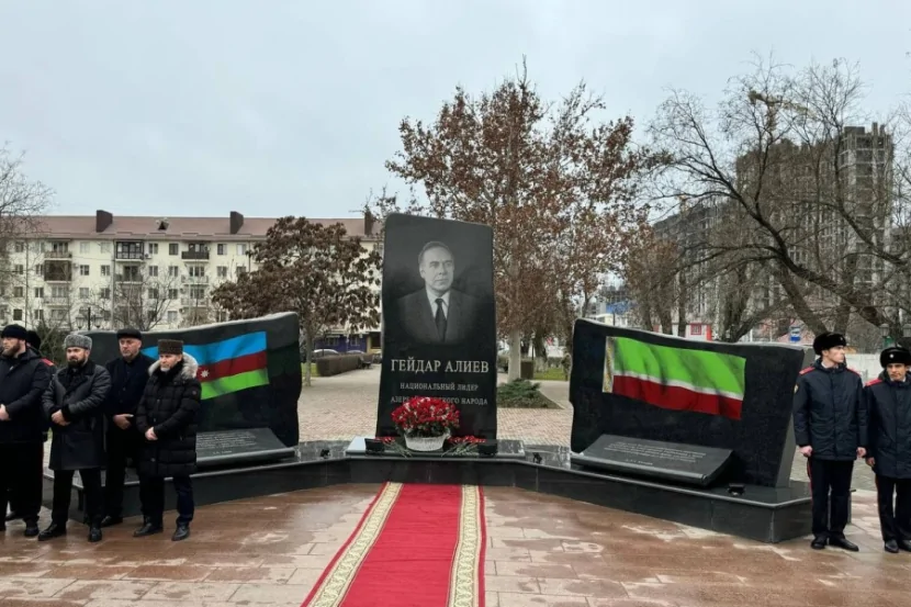 Qroznıda qəzaya uğrayan təyyarəyə memorial ucaldıldı