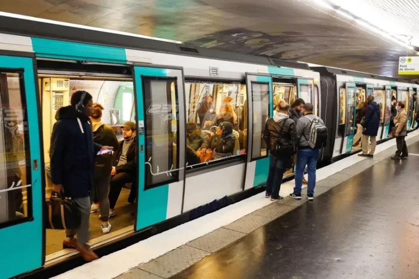 Metroda bıçaqlı şəxs qadınlara hücum etdi- BU ÖLKƏDƏ