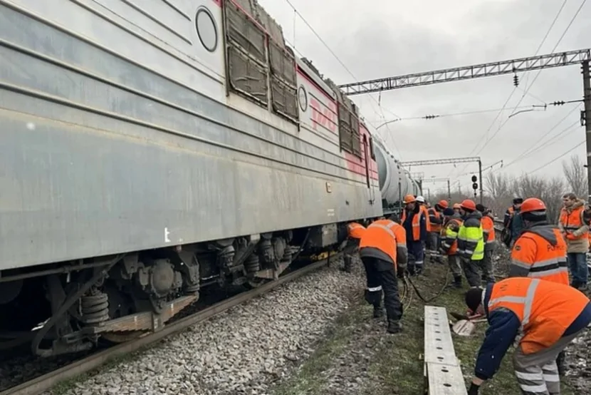 Rusiyada yük qatarı relsdən ÇIXIB