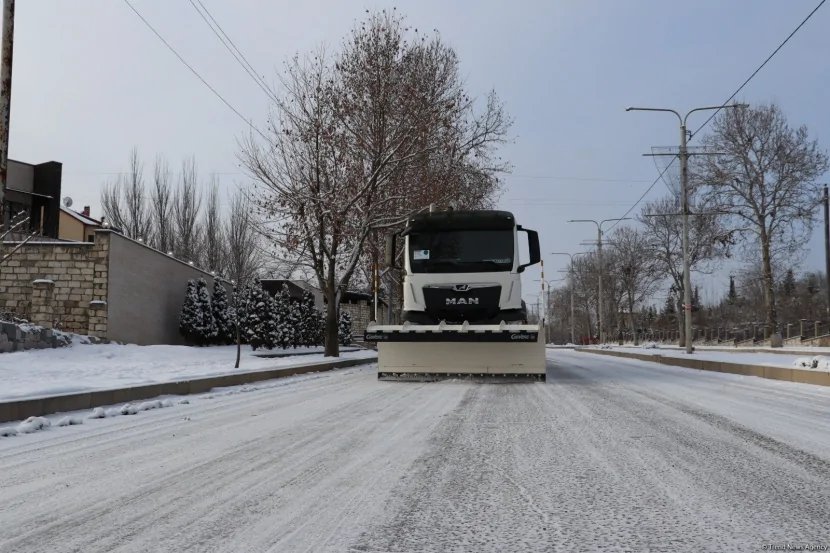 Yollar qardan TƏMİZLƏNİR