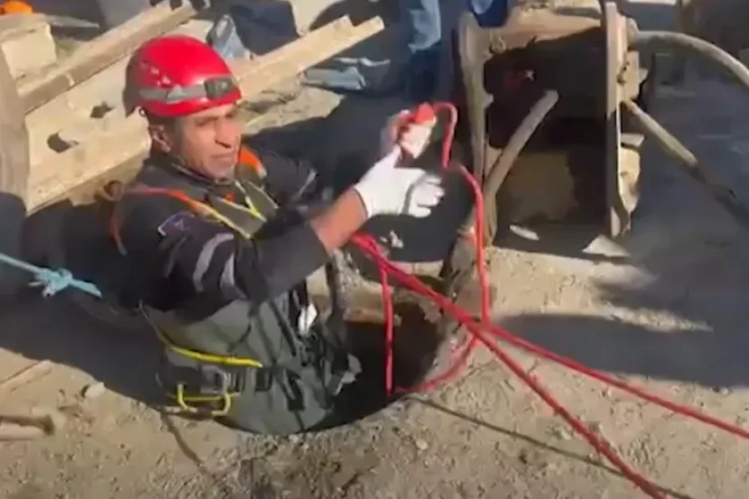 Bakıda kişi kanalizasiya quyusuna yıxıldı - VİDEO