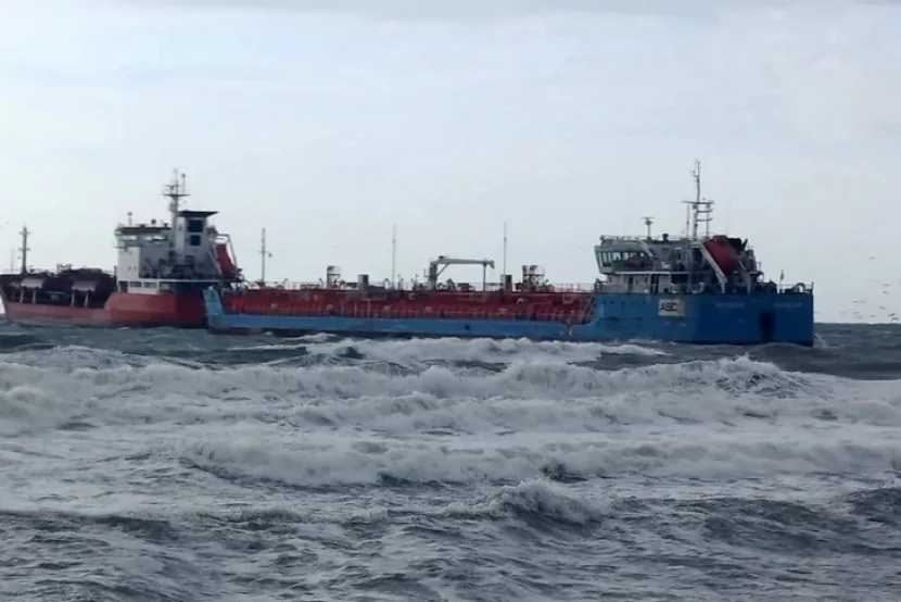 İstanbul sahillərində Azərbaycanın tankeri qəza siqnalları VERİB