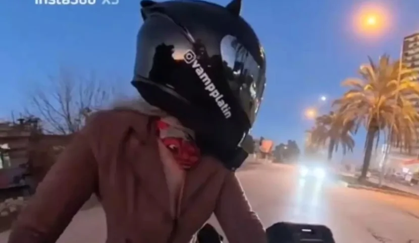Ağır motosiklet qəzası: Qadın sürücü XƏSARƏT ALDI - VİDEO