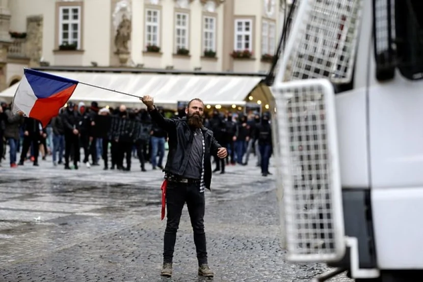 Çexiya hökumət binasının qarşısındakı Ukrayna bayrağı ENDİRİLDİ