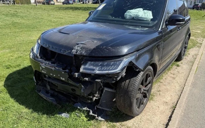 Xırdalanda “Range Rover”in şüşələri və işıqları SINDIRILDI