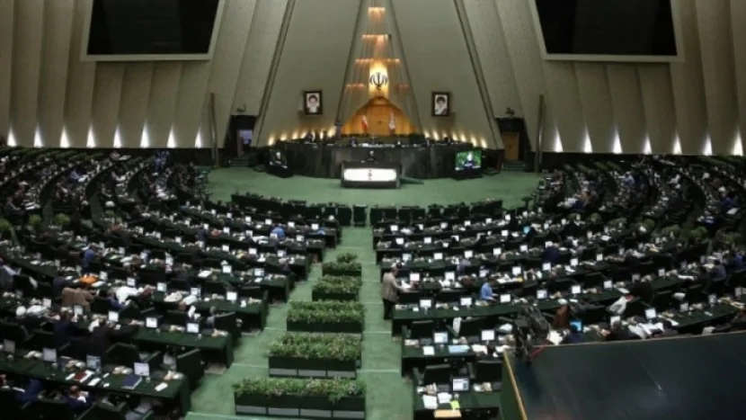 İranda parlament təcili TOPLANDI