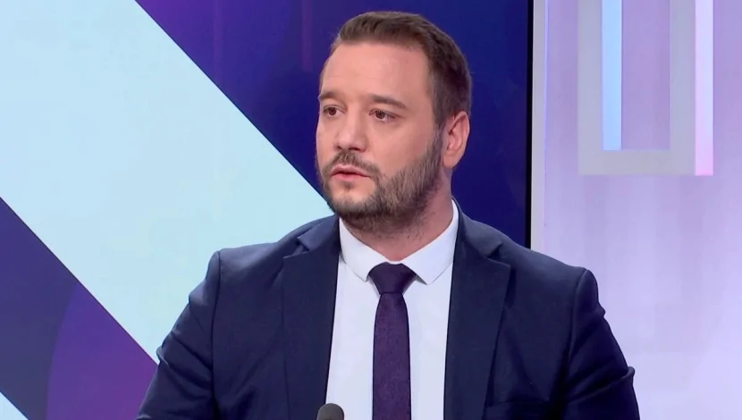Fransız millət vəkili başından YARALANIB