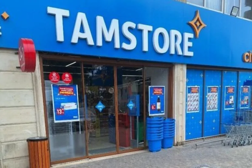 Piyadanı vurmamaq üçün maşın \"Tamstore\" marketə ÇIRPILDI