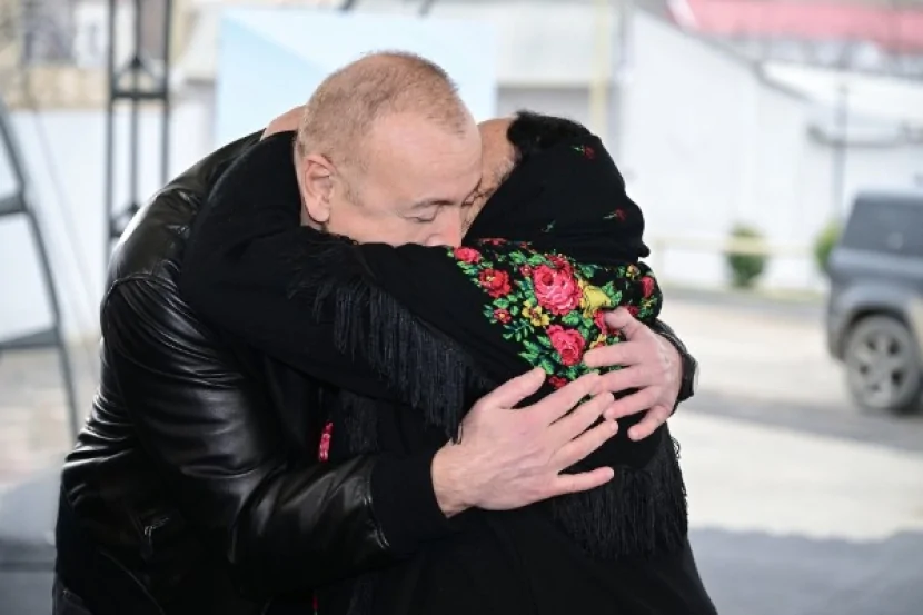 Prezident Ağdərədə sakinlərlə görüşdü