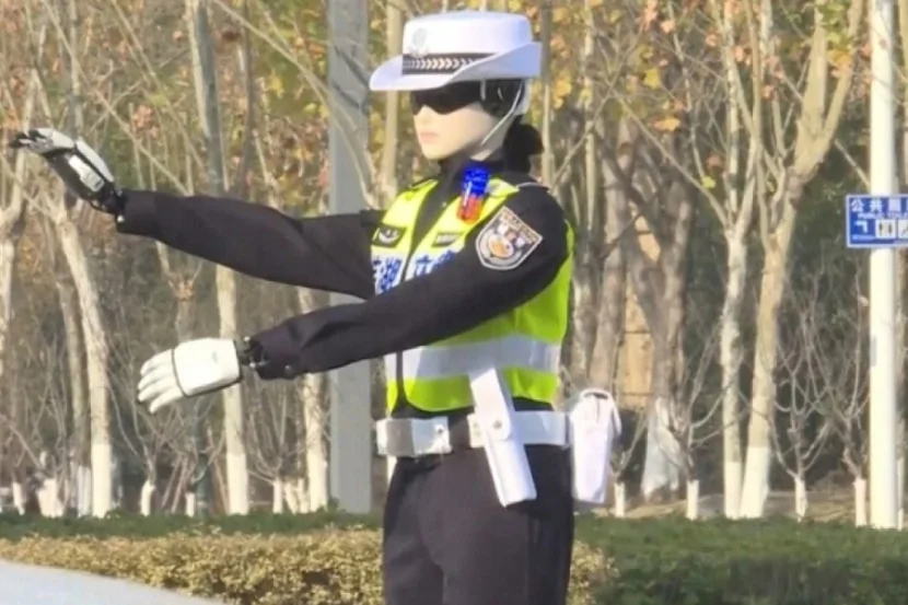 Çində robot yol polisləri fəaliyyətə BAŞLADI