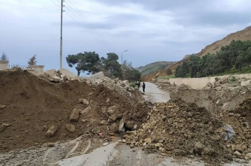 Şamaxı–Qonaqkənd yolunda sürüşmə - ASFALT ÇÖKDÜ
