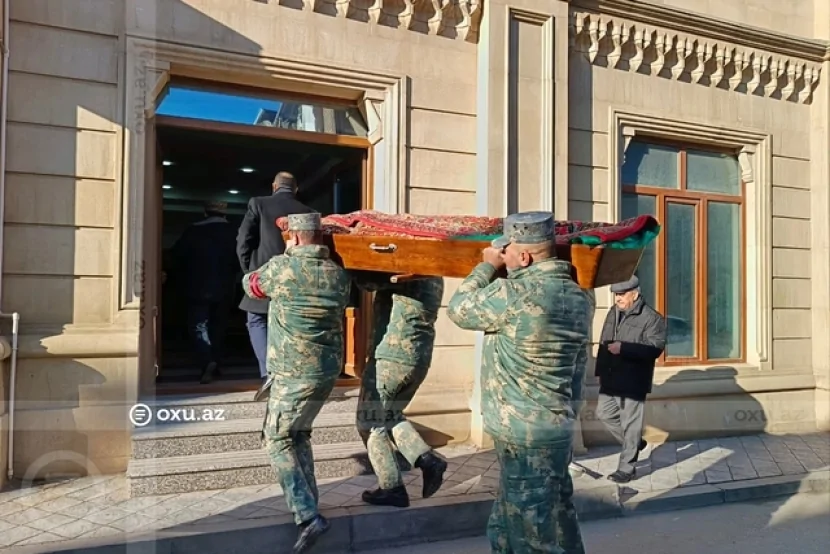 Milli Qəhrəmanın cənazəsi Təzəpir məscidinə gətirilib - FOTO
