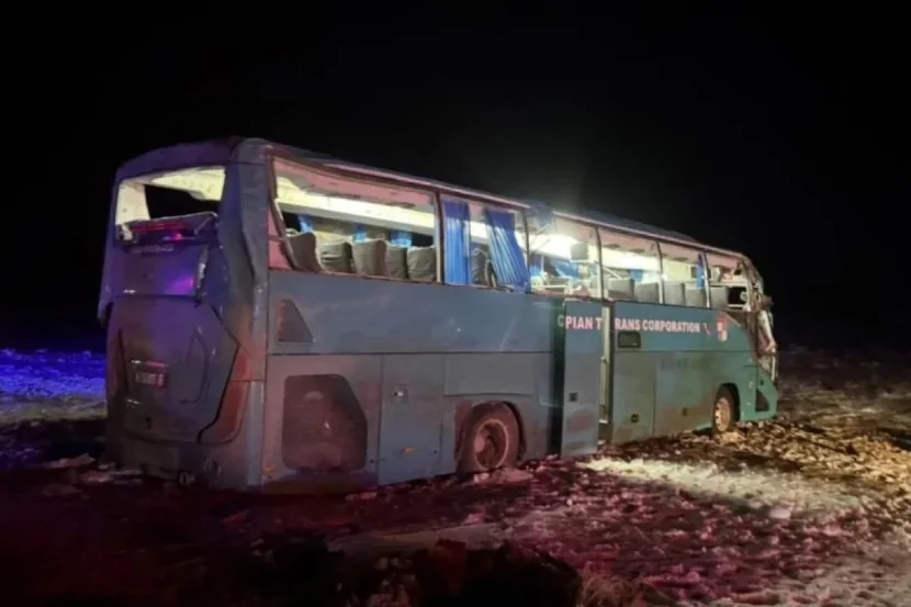 Qazaxıstanda sərnişin avtobusu aşıb: ÖLƏNLƏR VAR