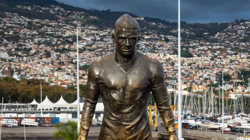 Ronaldonun heykəli YANDIRILIB