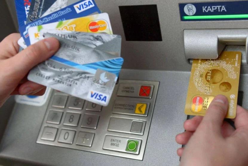 Bank kartlarını talayan şəxs SAXLANILDI