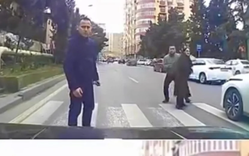 Piyada keçidində İNSİDENT: Piyada maşının üzərinə tullandı- ANBAAN GÖRÜNTÜLƏR