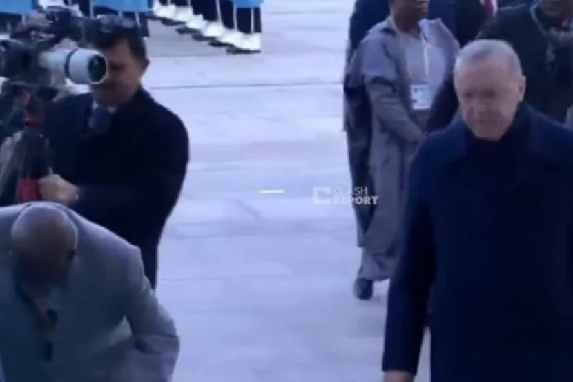 Ərdoğanla görüşən prezident büdrəyərək yıxıldı - VİDEO