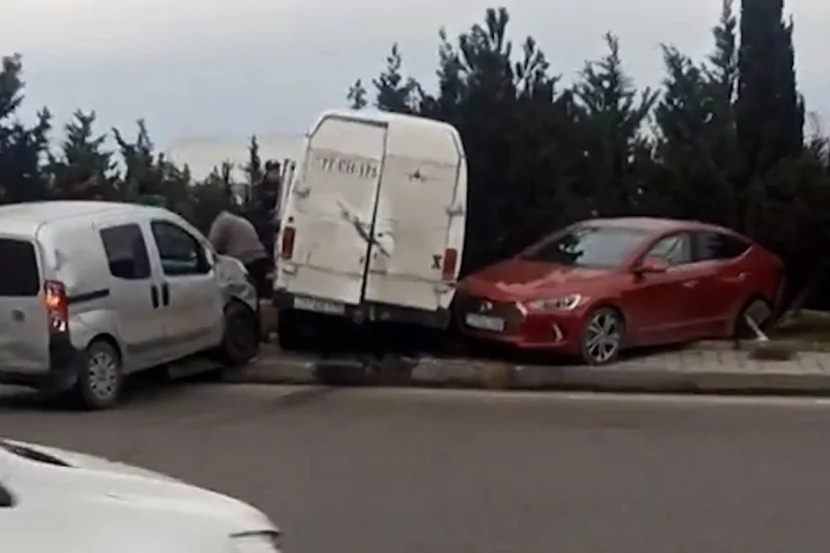 Bakıda zəncirvari qəza: Üç avtomobil TOQQUŞDU