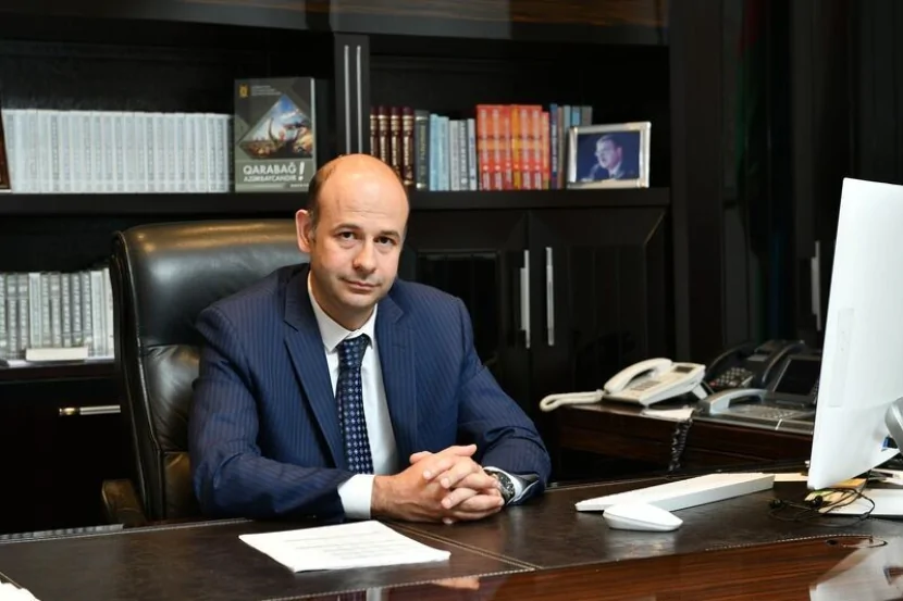 Yeni sədr iki nəfəri işdən ÇIXARDI
