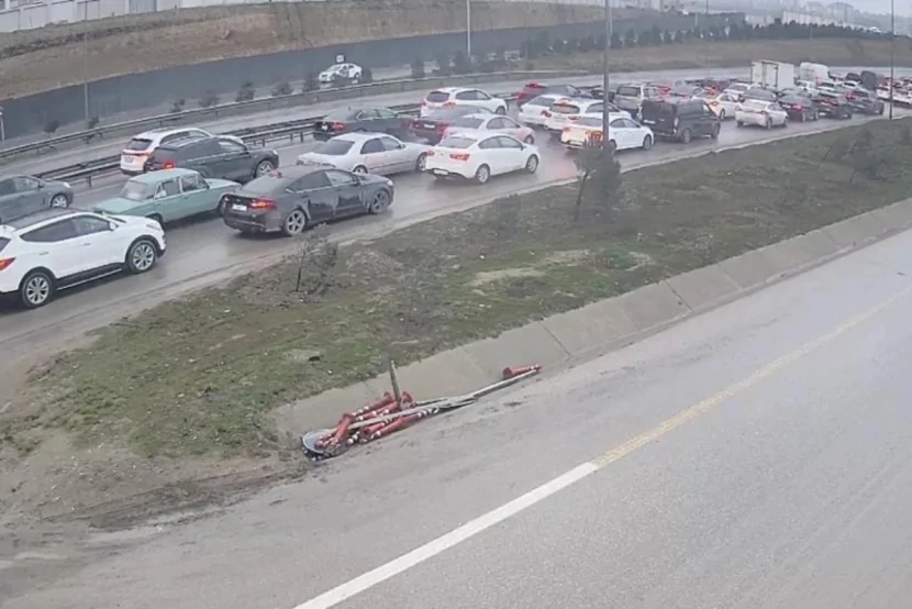 Bakıda yük avtomobili qəzaya uğradı, SIXLIQ YARANDI