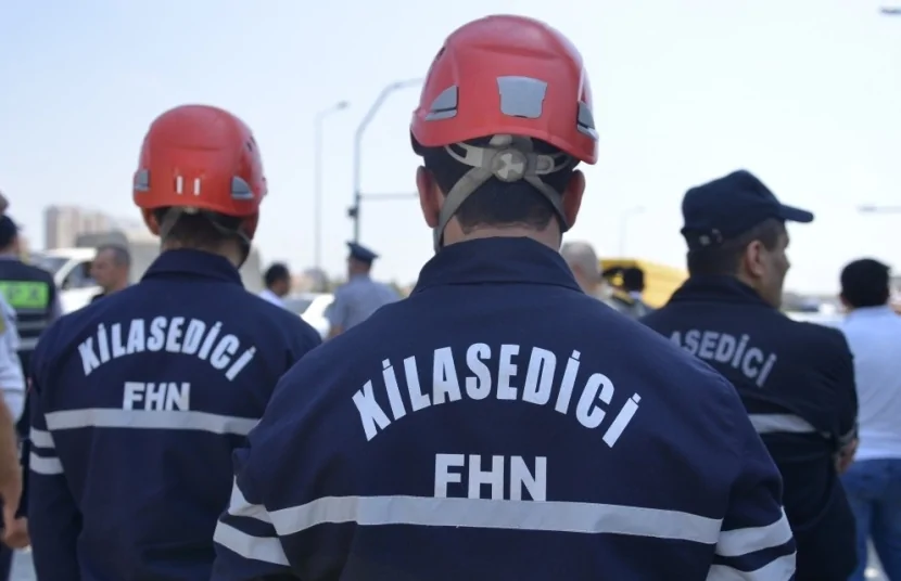 Azərbaycanda qəza: Vətəndaş avtomobildə sıxılı qaldı