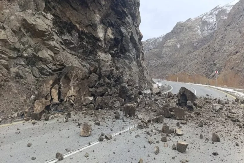 Qaya uçdu, yol bağlandı - FOTO