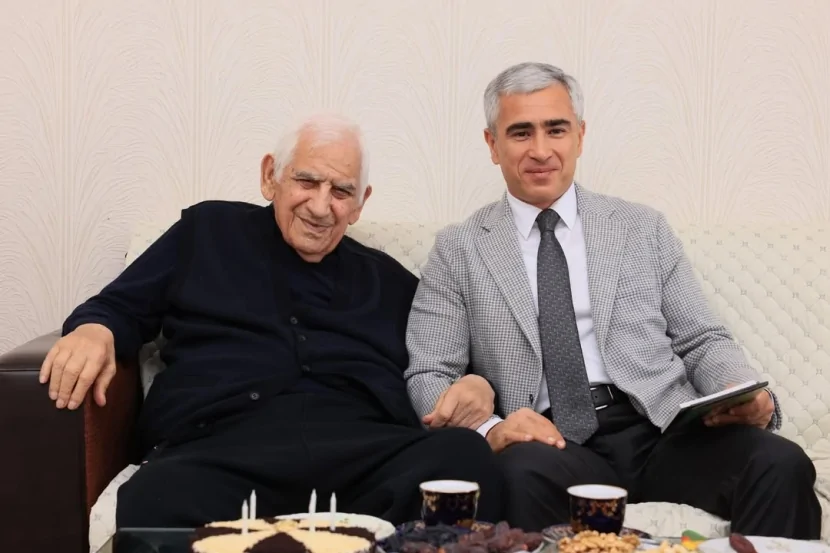 Anar Ələkbərov Nəriman Həsənzadəni TƏBRİK ETDİ