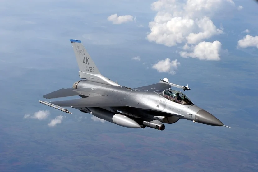 F-16 qəzaya uğradı - BU ÖLKƏDƏ