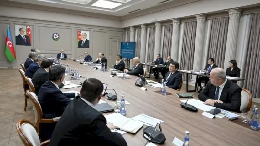 Əli Əsədov nazirləri topladı