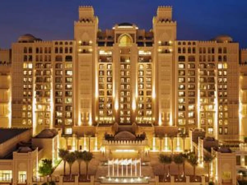 İran raketinin qalıqları “Fairmont The Palm hotel”ə düşdü: Yanğın başladı