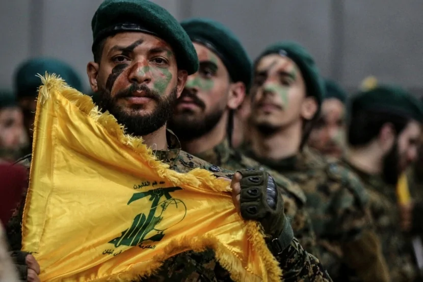 Livan \"Hizbullah\"ın 12 silahlı üzvünü saxladı