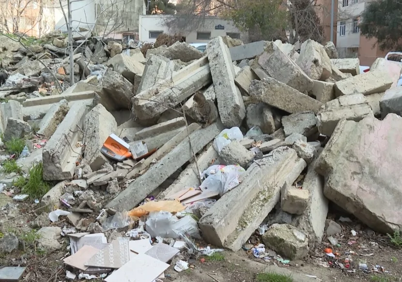Xətaidə asfaltı dağıtdılar, bardurları sökdülər