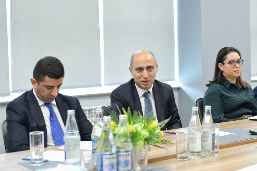 Elm və təhsil naziri onlarla görüş KEÇİRİB