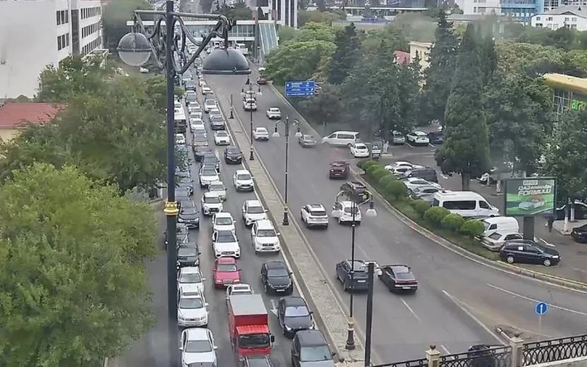 21 istiqamətdə tıxac VAR...