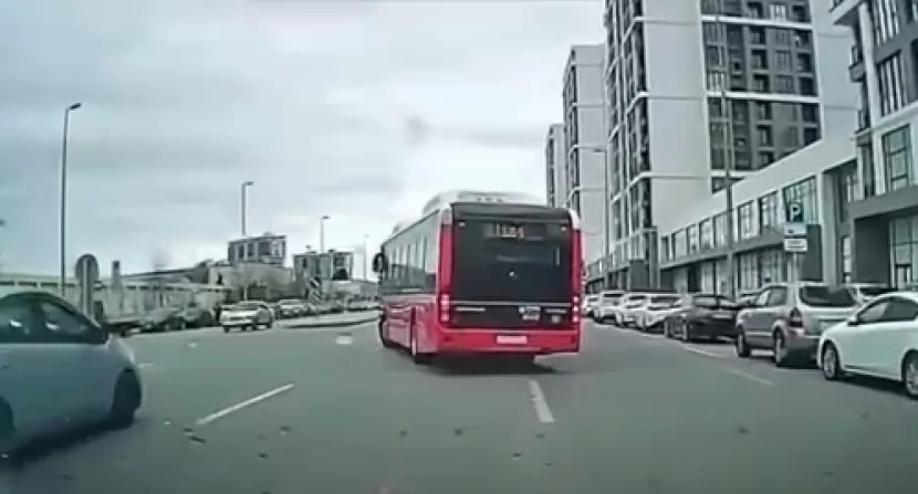 Bakıda sərnişin avtobusu Priusa ÇIRPILDI