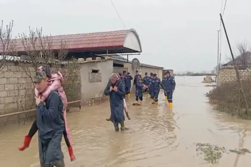 Xaçmazda evlərə su dolub, köməksiz vəziyyətdə qalanlar təxliyə edilib