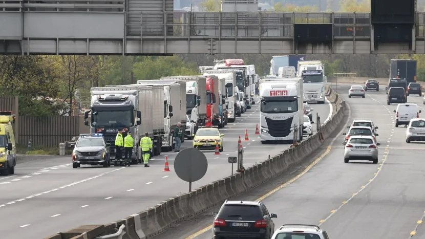 Bu ölkədə ETİRAZLAR- Yollar BAĞLANDI