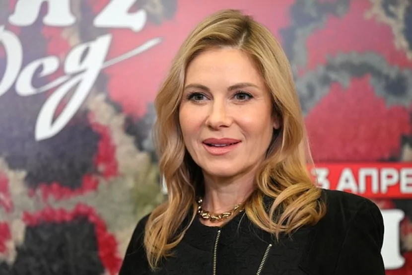 Tanınmış aktrisa 49 yaşında ana oldu