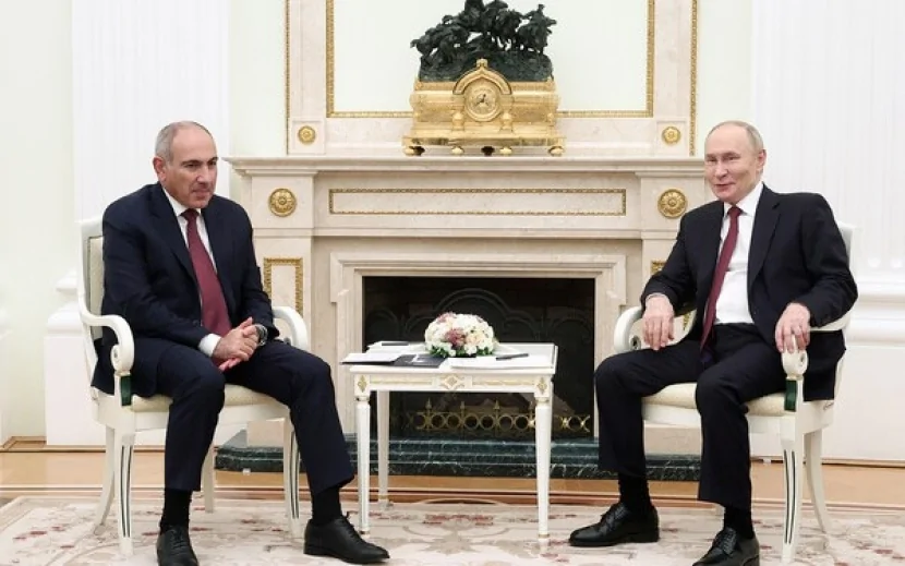 Putinlə Paşinyanın görüşü başlayıb