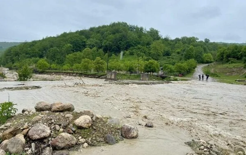 27 yaşlı gənci SEL APARDI