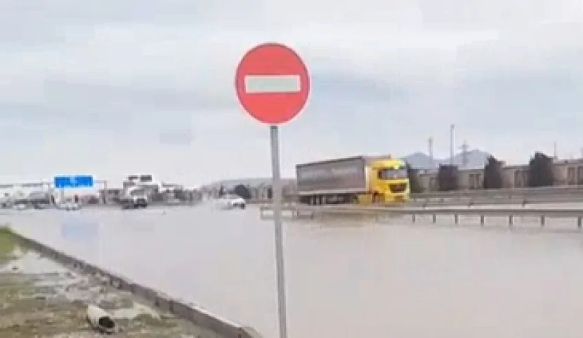 Magistral yol suyun altında qalıb- GÖRÜNTÜLƏR